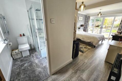 Master and En Suite.jpg