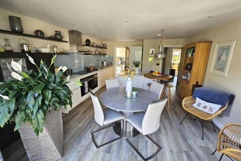 Kitchen Dining.jpg