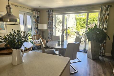 Dining Area.jpg
