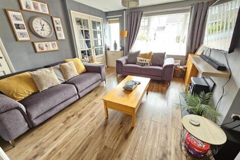 Living Room (3).jpg