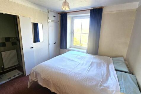 Bedroom 1.jpg