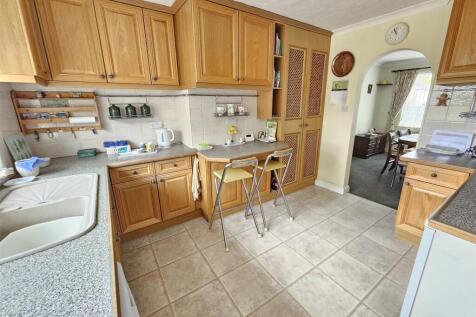 Kitchen 2.jpg