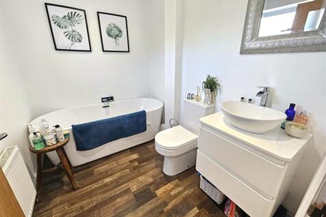 En Suite Bathroom.jpg