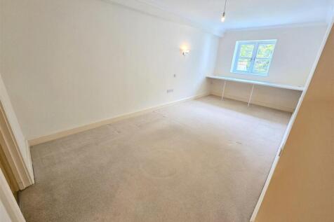 Bedroom 1.jpg