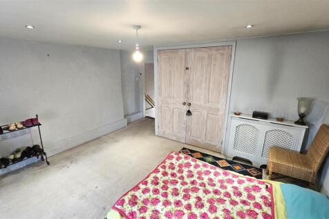 Further Bedroom 1 pic.jpg
