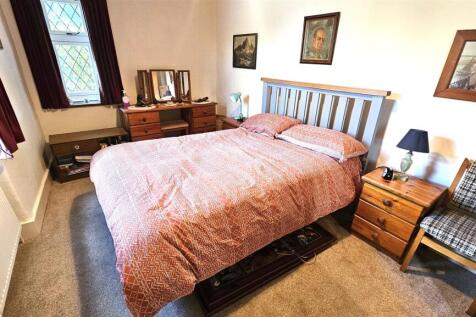Bedroom 1.jpg