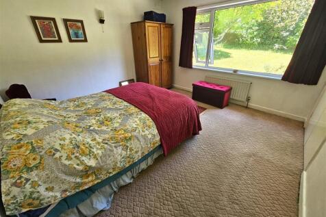 Bedroom 1.jpg