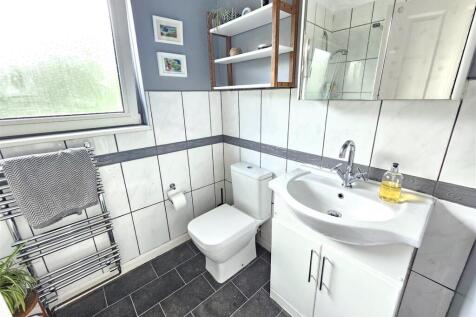 Bathroom (2).jpg