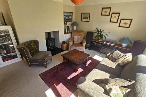 Living Room (3).jpg