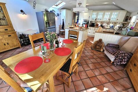 Breakfast Area.jpg