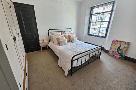 Bedroom 1.jpg
