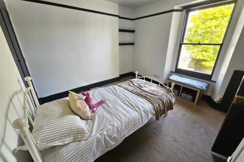 Bedroom 2 (2).jpg