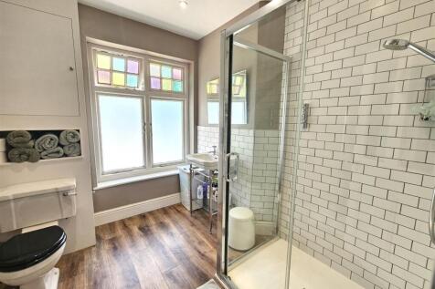 Master En Suite.jpg