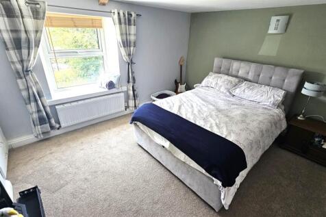 Bedroom 1.jpg
