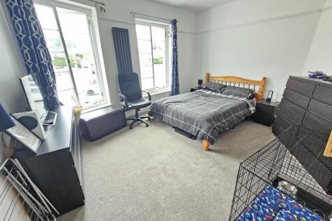 Bedroom 1.jpg