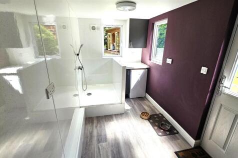 Rear shower room.jpg