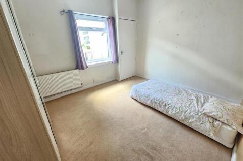 Bedroom 1.jpg