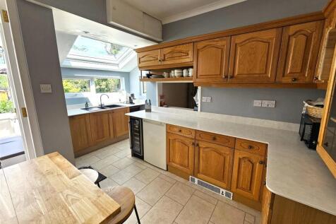 Kitchen 2.jpg