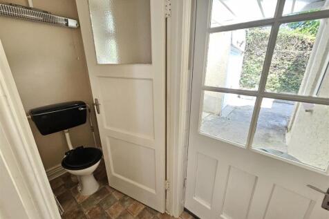 Downstairs WC.jpg