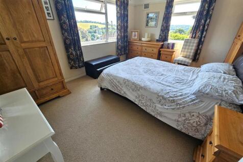 Bedroom 1.jpg