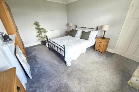 Bedroom 1.jpg