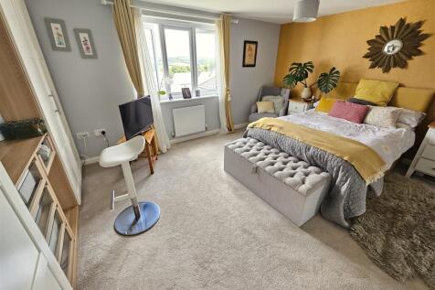 Bedroom 1.jpg