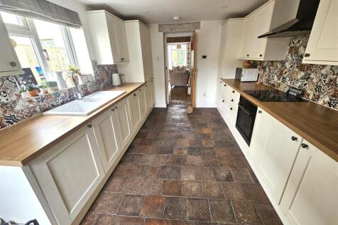 Kitchen 2.jpg
