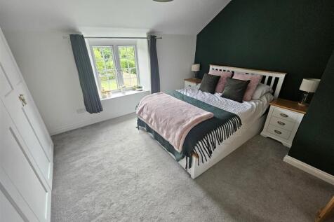 Bedroom 1.jpg