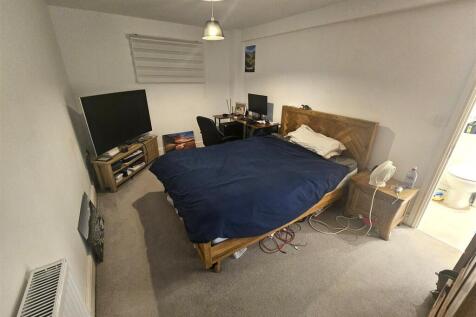 Bedroom 1.jpg