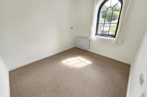 Bedroom 1.jpg