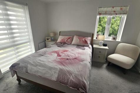 Bedroom 1 (2).jpg