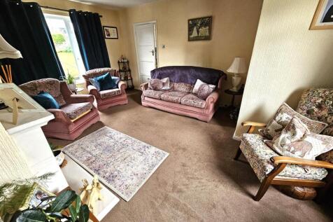 Living Room (2).jpg