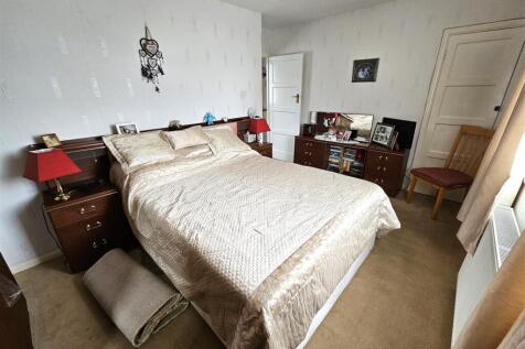 bedroom 1 (2).jpg