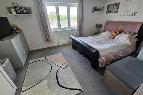 Bedroom 1.jpg