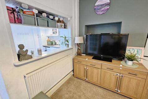 Looking into Kitchen.jpg