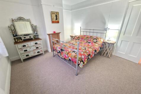 Bedroom 1.jpg