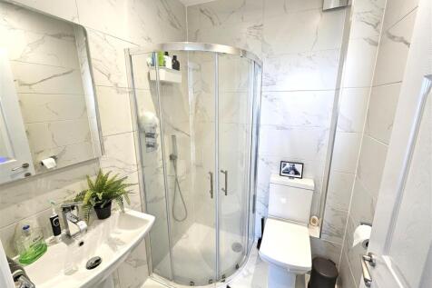 Bedroom 1 En-suite.jpg