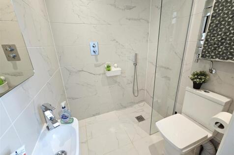 Bedroom 2 En-suite.jpg