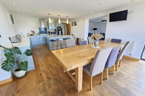 Kitchen dining room 2.jpg