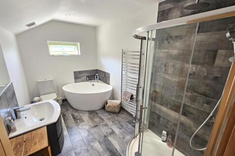 En Suite Bathroom.jpg