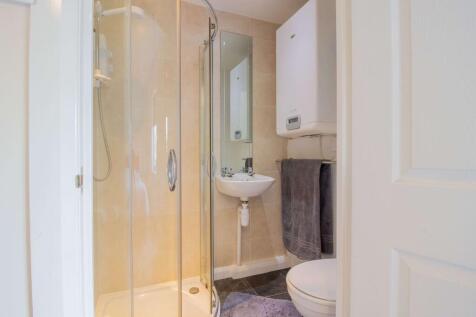 Ensuite to Bed 1