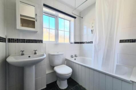 64 Hay Leaze Bathroo
