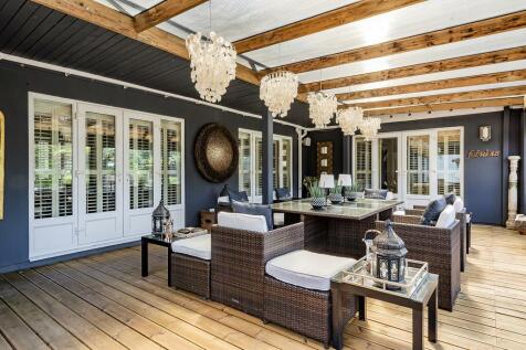 Covered seating area
