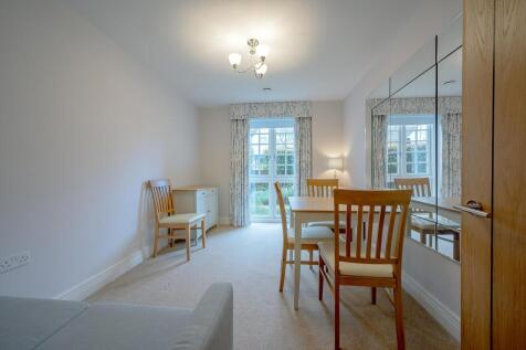 Bedroom 2/ dining room