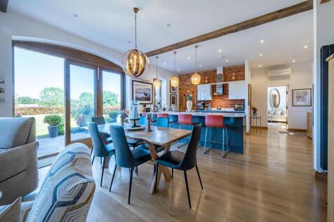 Kitchen/Dining area