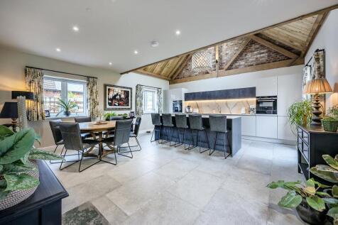 Kitchen &amp; Dining Area