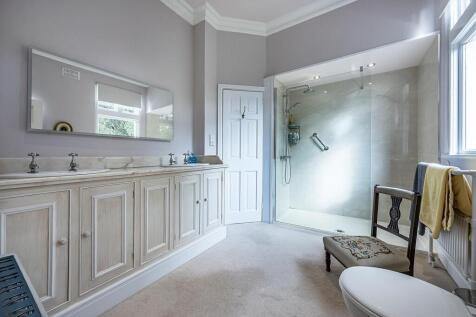 Main En-Suite