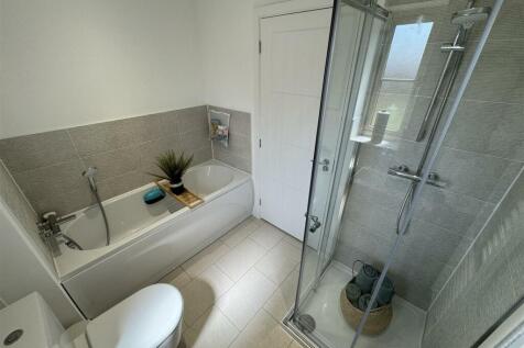 Family Bathroom (2).jpeg