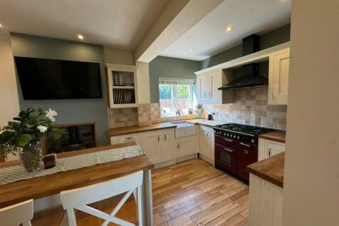 KITCHEN WITH RANGE OVEN.jpg