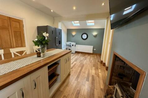 KITCHEN SNUG.jpg